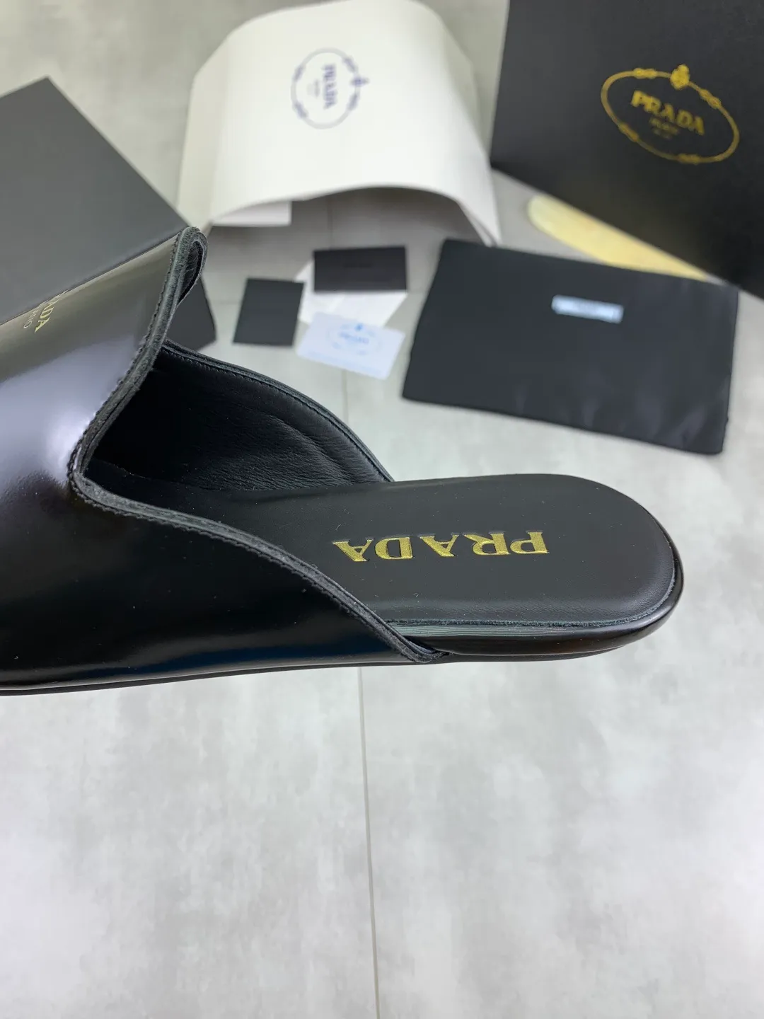 Men's shoes 💰P600 new style 💰 💎💎💎 water dyed cowhide original quality PRADA —🆘.Prada Original order purchase, high-end business leather shoes, fabric: Made of Italian imported calfskin with color-brushed edges➕water-dyed cow lining/cowhide lining➕Specially available original outsole, fine workmanship, real product^_^photographed🎬size: 39-44 (38 45 custom-made)